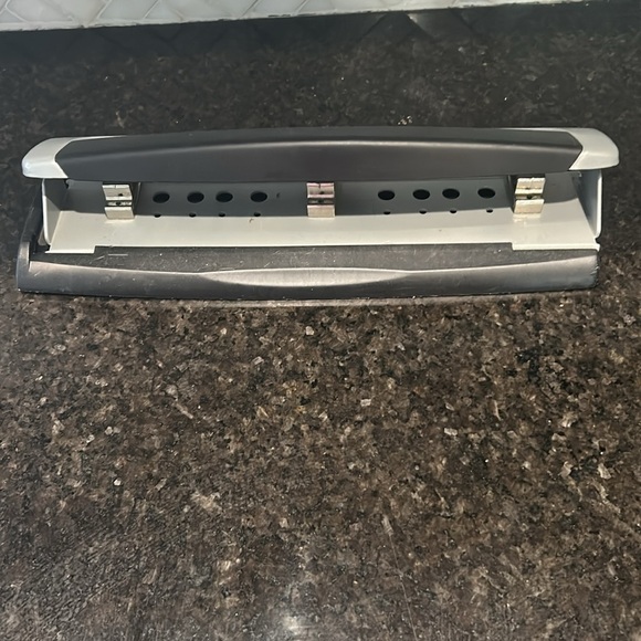 Swingline Precision Pro Top 3 Hole Puncher silver, and black - Picture 4 of 4